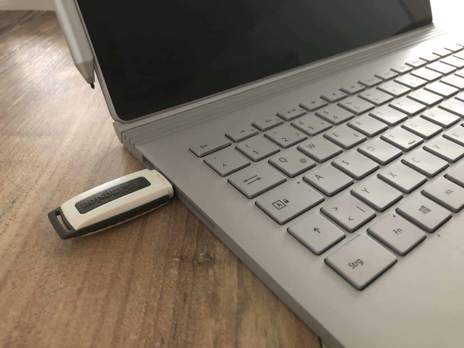 Bild eines Laptops mit angeschlossenem USB Stick