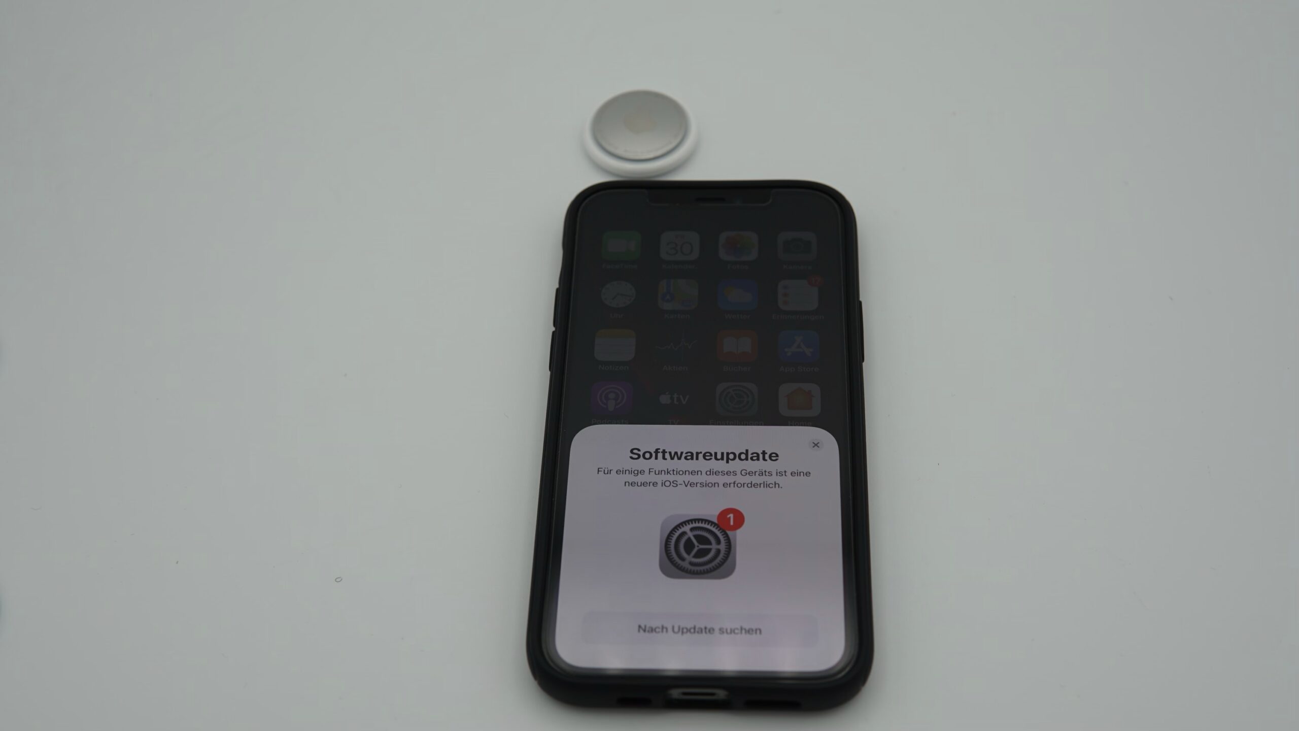 iPhone mit fehlendem Softwareupdate und AirTag oben Links