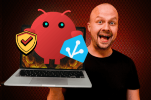 Simon hält ein Notebook mit OpenClaw-Maskottchen, einem Sicherheitsschild und MCP-Icon