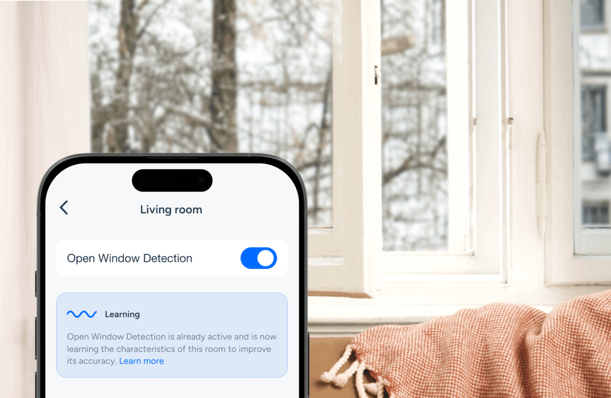 tado° App mit aktivierter Fenster-Offen-Erkennung im Lernmodus vor einem geöffneten Fenster