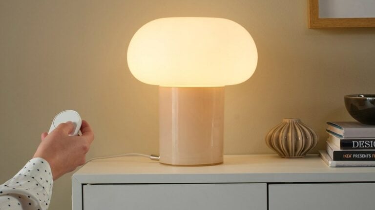 IKEA BILRESA Fernbedienung mit Scrollrad steuert eine Tischleuchte