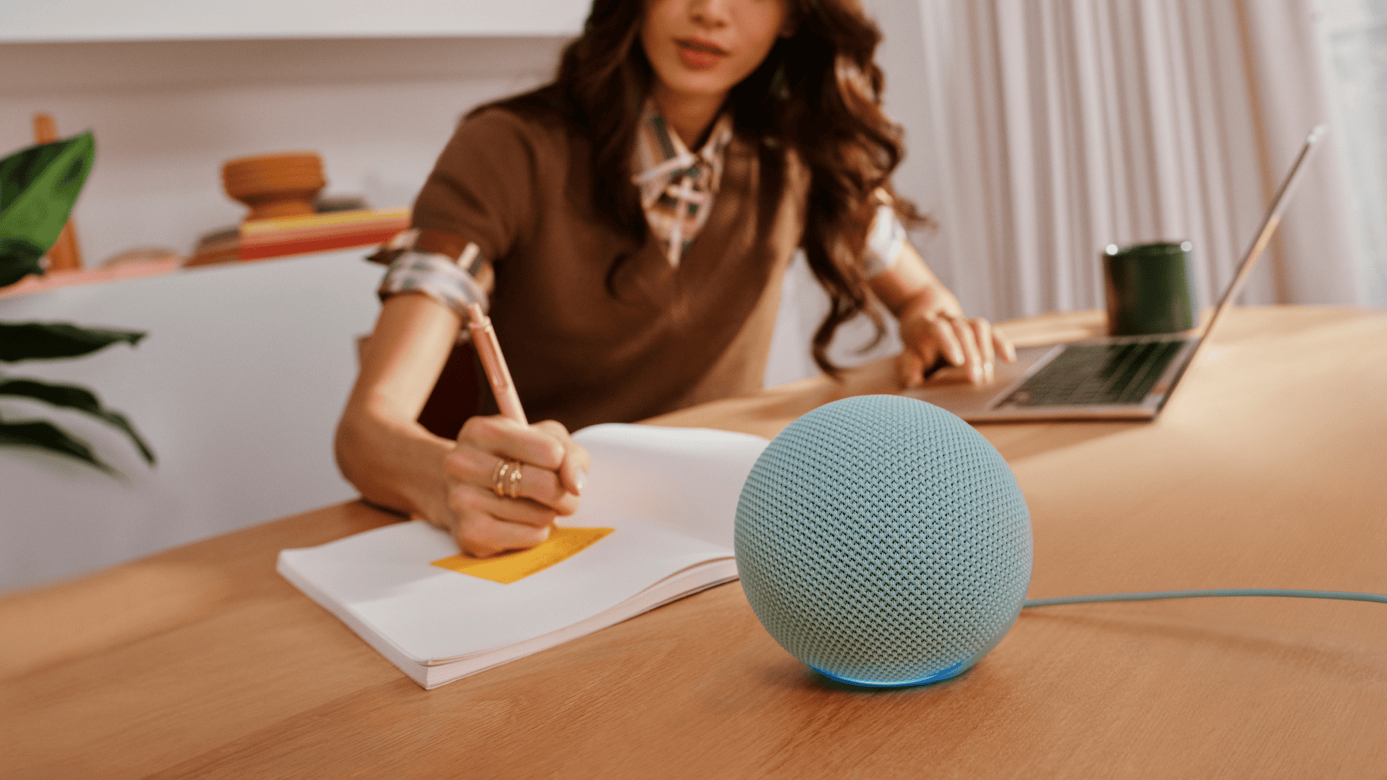 Neuer Amazon Echo Dot mit integriertem Smart-Home-Hub auf einem Schreibtisch
