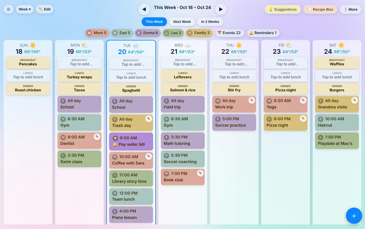 Family-Hub-Wochenkalender für Home Assistant im Liquid-Glass-Theme mit farbigen Spalten pro Person und geplanten Mahlzeiten über jedem Tag