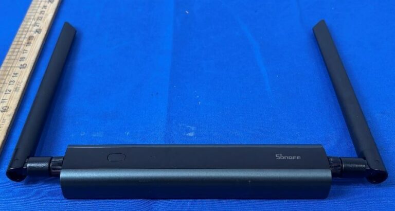 Sonoff Dongle Max CC2674P10 mit zwei hochgeklappten Antennen auf blauem Prüftuch
