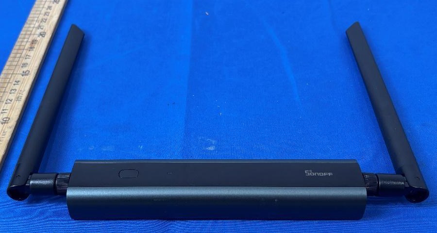 Sonoff Dongle Max CC2674P10 mit zwei hochgeklappten Antennen auf blauem Prüftuch
