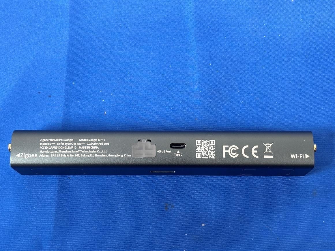 Typenschild des Sonoff Dongle-MP10 mit PoE-Port, USB-C-Buchse und Antennenanschlüssen für Zigbee und Wi-Fi