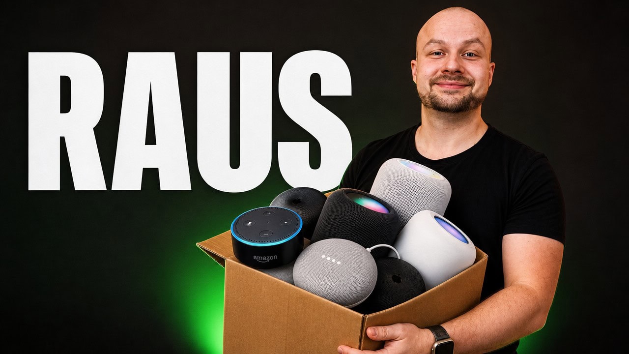 Simon hält Smart Speaker in einem Karton in der Hand mit der Aufschrift "Raus"